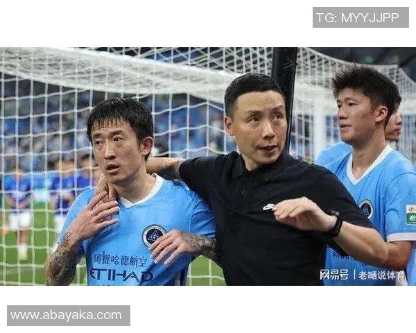 姜至鹏赛后与球迷发生争执主帅陈涛紧急出面调解冲突